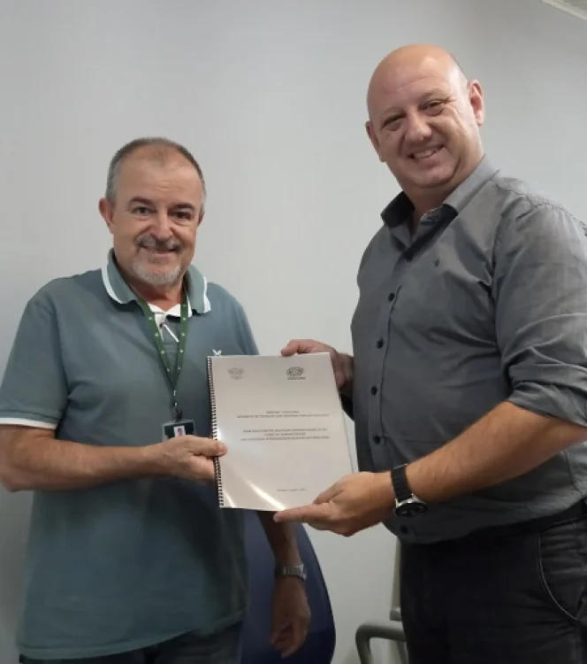 Na foto, o professor Munhoz ao lado do diretor de Limpeza Pblica da Emdurb, Fabiano Serpa