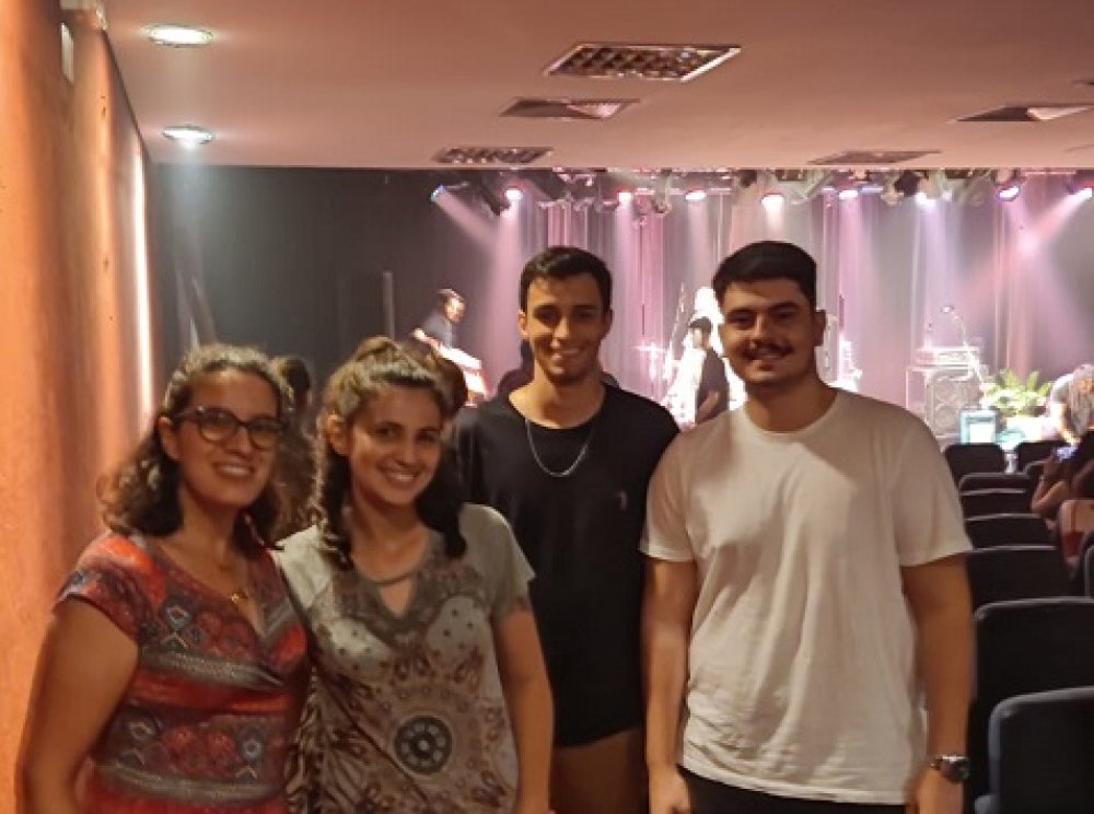 Nas fotos, as professoras da ITE Camila Serra e Magna Cavalcanti, Vit�ria Ca��o (l�der do evento na cidade) e os alunos Dante Alves, Giovanna Honma e Willian Zanini