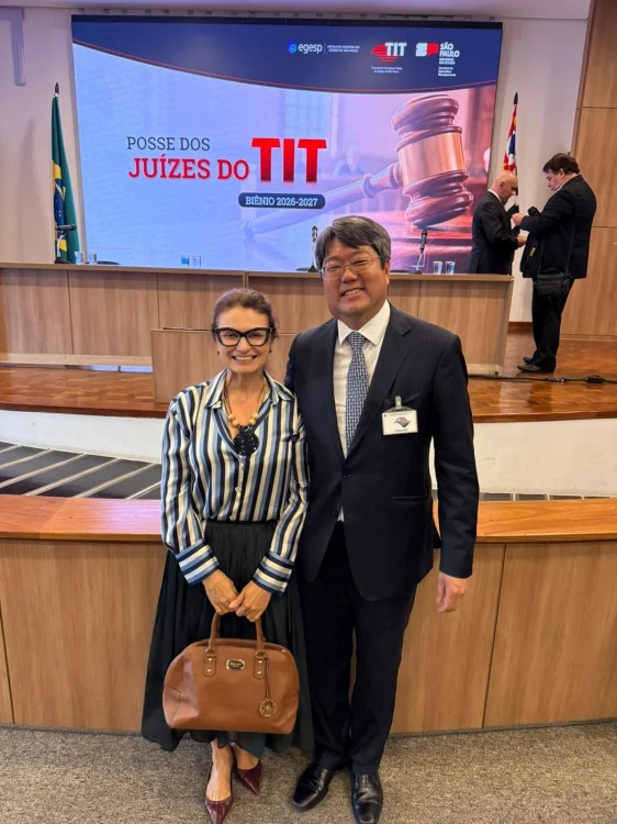 O professor Alexandre Naoki Nishioka com a esposa Luciene Nishioka 