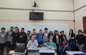 Coordenador leva conhecimento para estudantes do ensino m�dio em Dois C�rregos