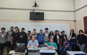 Coordenador leva conhecimento para estudantes do ensino mdio em Dois Crregos