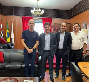 Ex-aluno e superintendente do BB visita a ITE