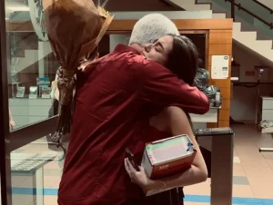 Estudante passa na OAB,  surpreendida com flores pelo pai e histria viraliza