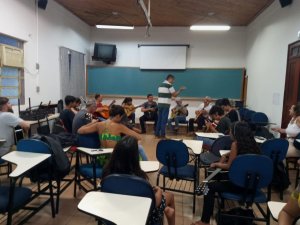 Camerata de viol�es d� in�cio � nova turma