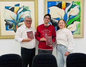 Iteano presenteia a ITE com obra rec�m-lan�ada