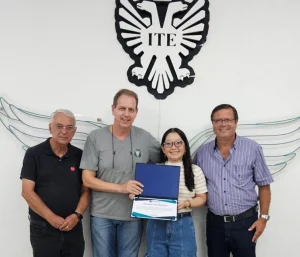 Egressa de Economia recebe diploma de melhor aluna de 2025