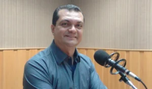 Professor Fausi dos Santos fala  Rdio Unesp sobre o excesso de exposio nas redes sociais