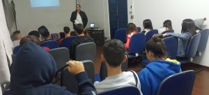 Professor D�rcio Terrabuio  fala sobre a profiss�o do economista em col�gio de Dois C�rregos