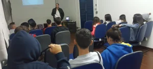 Professor Drcio Terrabuio  fala sobre a profisso do economista em colgio de Dois Crregos