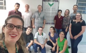 Assessoria J�nior se re�ne com empresa de reciclagem