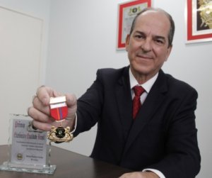 Iteano recebe t�tulo de comendador