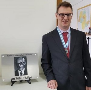 Economia: professor recebe Medalha Rui Miller Paiva