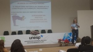 Professora de Servi�o Social palestra em evento do HCFMB