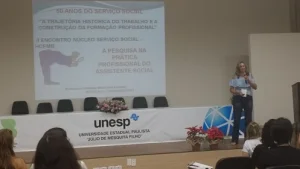 Professora de Servio Social palestra em evento do HCFMB