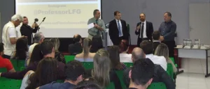 Doao de livros  feita durante palestra