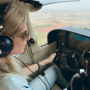 Iteana � destaque na Revista Glamour com entrevista sobre a vida de copiloto nos Emirados �rabes