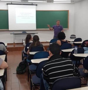 Alunos de Servi�o Social t�m palestra sobre sa�de e seguran�a do trabalho