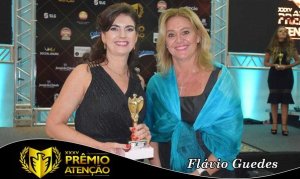 Ex-aluna da ITE, ju�za recebe Pr�mio Aten��o das m�os da reitora da institui��o