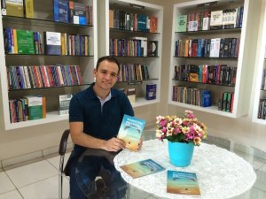 Professor lan�a livro na ITE Botucatu nesta sexta-feira