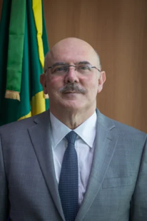 Formado na casa, ministro da Educao recebe homenagem da ITE