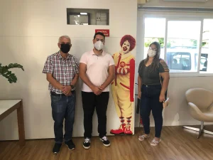 Iteanos doam brinquedos ao Ronald Mac Donalds