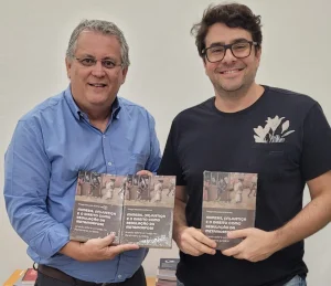 Egresso doa obra autoral para bibliotecas da ITE