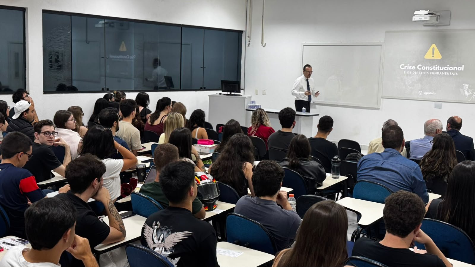 Botucatu: Crise Constitucional foi tema de palestra