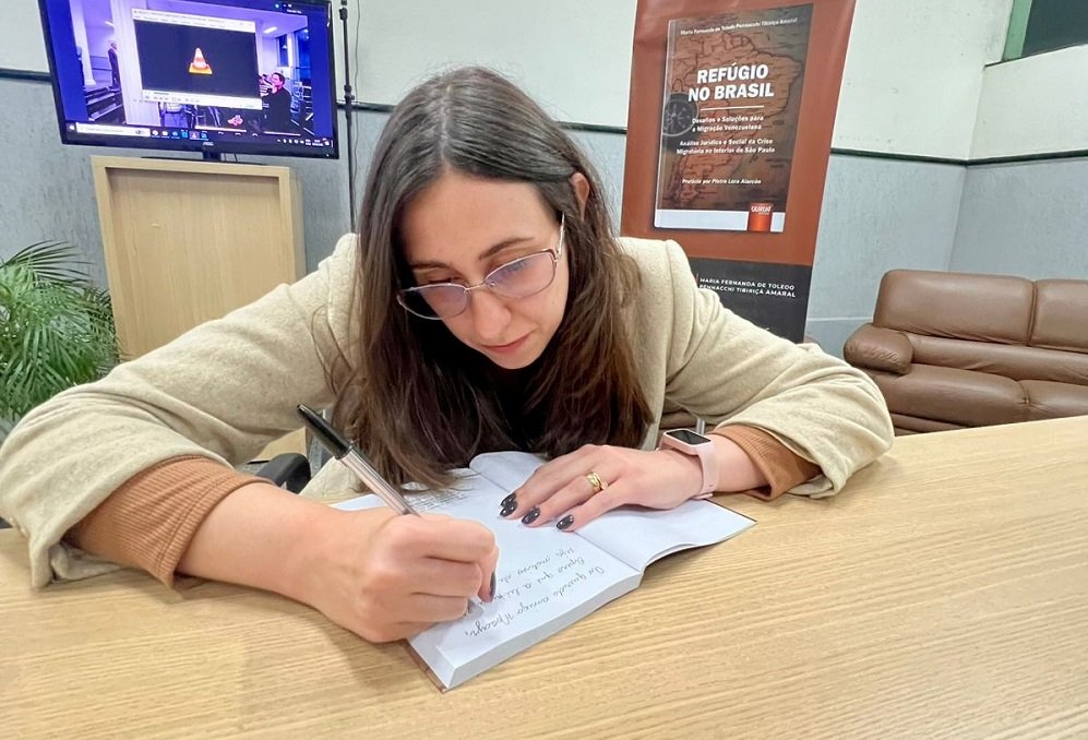 Doutoranda lan�ou obra jur�dica sobre crise migrat�ria