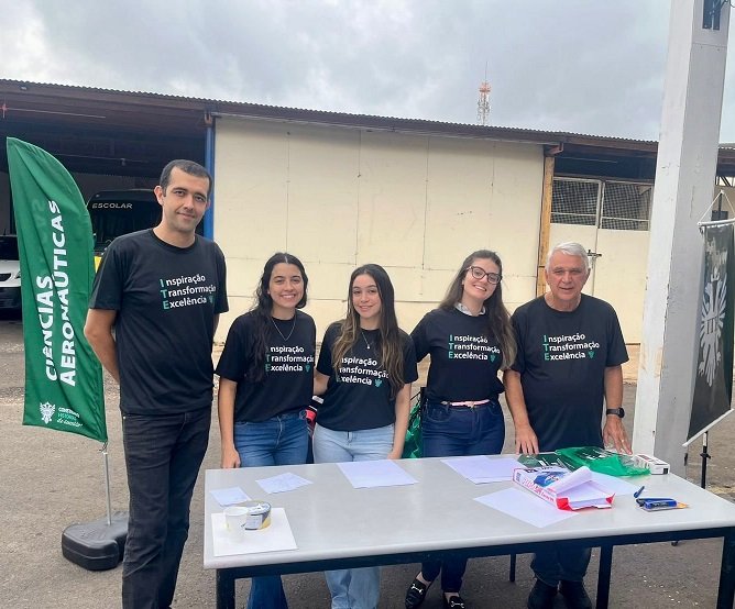 Iteanos participaram de campeonato de avi�es de papel na Apae