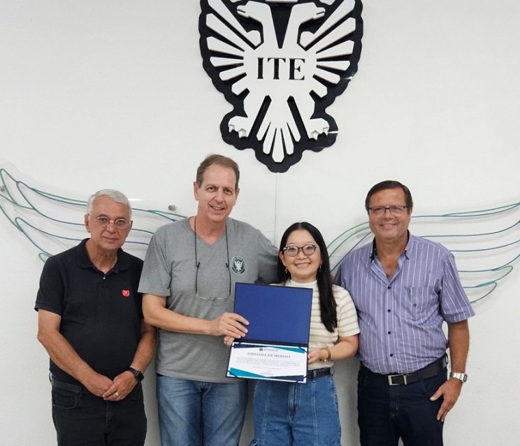 Egressa de Economia recebe diploma de melhor aluna de 2025